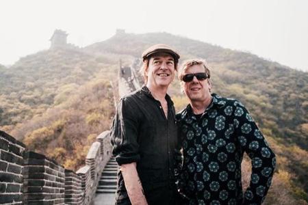 Sänger Campino (l.) und Bassist Andreas Meurer von den Toten Hosen auf der Chinesischen Mauer Sänger Campino (l.) und Bassist Andreas Meurer von den Toten Hosen auf der Chinesischen Mauer
