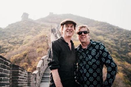 Sänger Campino (l.) und Bassist Andreas Meurer von den Toten Hosen auf der Chinesischen Mauer