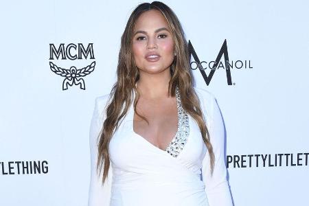 Chrissy Teigen stylt sich auch hochschwanger noch gerne sexy