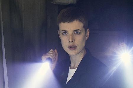 Agyness Deyn mit dunklem Pixie-Cut in 