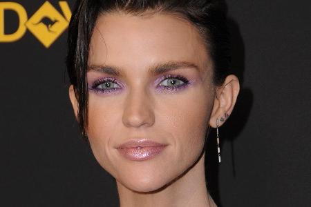 Schauspielerin Ruby Rose mit lila Lidschatten Schauspielerin Ruby Rose mit lila Lidschatten