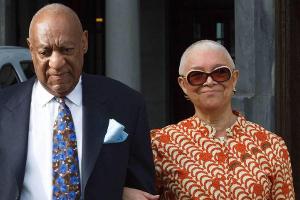 Bill Cosby und seine Ehefrau Camille gingen am 24. April gemeinsam ins Gerichtsgebäude