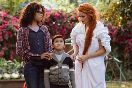 Meg Murry (Storm Reid), ihr Bruder Charles Wallace (Deric McCabe) und Mrs. Soundso (Reese Witherspoon) in 