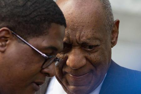 Bill Cosby (r.) mit seinem Sprecher Andrew Wyatt vor dem Gericht