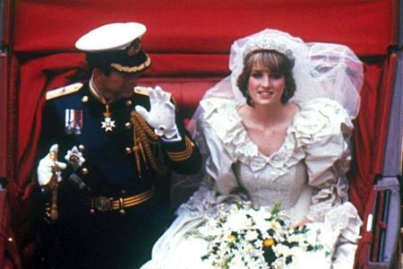 Frisch verheiratet zeigen sich Prinz Charles und Prinzessin Diana am 29. Juli 1981 dem Volk