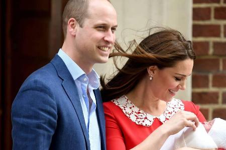 Prinz William und Herzogin Kate beim Verlassen des Krankenhauses mit ihrem neugeborenen Sohn Prinz William und Herzogin Kate beim Verlassen des Krankenhauses mit ihrem neugeborenen Sohn