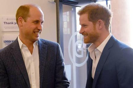 Feixen auch gerne mal miteinander: Prinz William (l.) und sein Bruder Prinz Harry