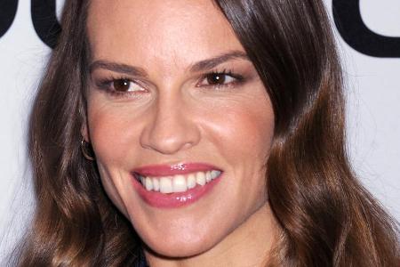 Hilary Swank sieht einer anderen Schauspielerin zum Verwechseln ähnlich - finden jedenfalls viele Fans Hilary Swank sieht einer anderen Schauspielerin zum Verwechseln ähnlich - finden jedenfalls viele Fans