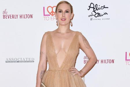 Rumer Willis im goldenen Kleid mit tiefem V-Ausschnitt Rumer Willis im goldenen Kleid mit tiefem V-Ausschnitt