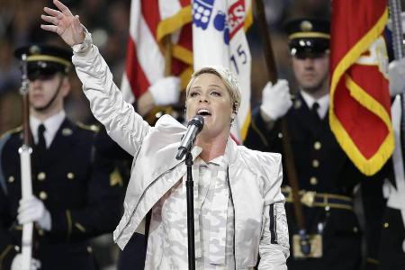 Pink sang die US-Nationalhymne vor dem 52. Super Bowl