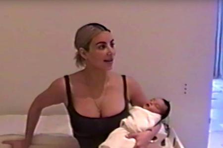 Hier hält Kim Kardashian ihre kleine Tochter Chicago im Arm