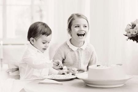 Prinzessin Estelle und ihr Bruder, Prinz Oscar, beim Kuchenschmaus