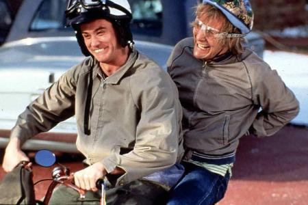 Jim Carrey und Jeff Daniels auf dem jetzt zu erwerbendem Mini-Motorrad in 