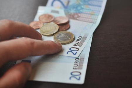 Der Moment der Wahrheit im Restaurant oder in der Bar: Wie viel Trinkgeld ist angemessen? Der Moment der Wahrheit im Restaurant oder in der Bar: Wie viel Trinkgeld ist angemessen?