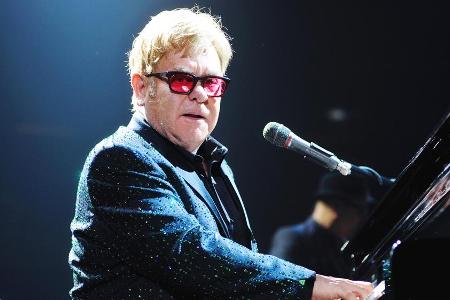 Elton John auf einem Konzert im Jahr 2014