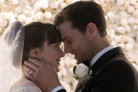 Ana (Dakota Johnson) und Christian (Jamie Dornan) geben sich das Jawort in 