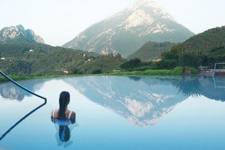 Schon die Aussicht vom Infinity-Pool ist vielerorts ein Spa-Erlebnis