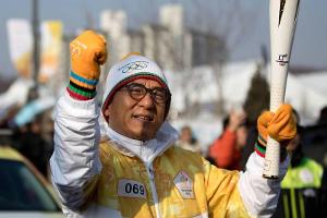 Jackie Chan trägt das olympische Feuer in Südkorea