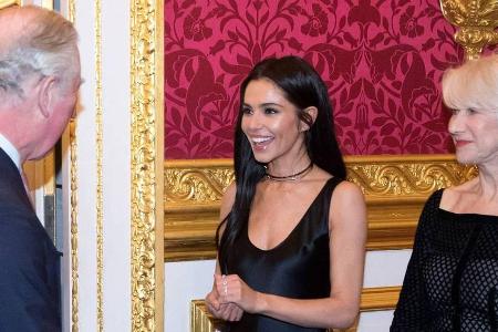 Prinz Charles begrüßt Cheryl und Helen Mirren