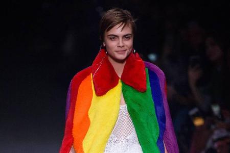 Nach zwei Jahren Catwalk-Abstinenz schritt Cara Delevingne bei der London Fashion Week mal wieder über den Laufsteg Nach zwei Jahren Catwalk-Abstinenz schritt Cara Delevingne bei der London Fashion Week mal wieder über den Laufsteg