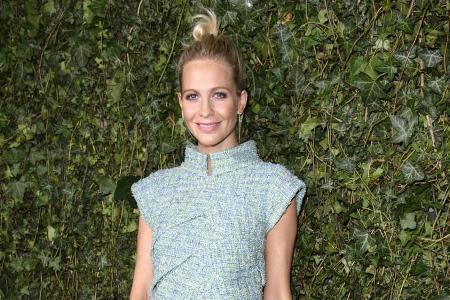 Très Chic: Poppy Delevingne im türkisfarbenen Zweiteiler von Chanel