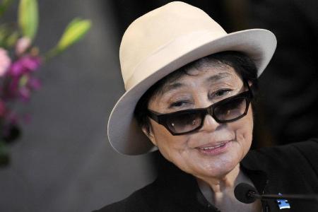 Yoko Ono und ihr Markenzeichen: die auf der Nasenspitze sitzende Brille Yoko Ono und ihr Markenzeichen: die auf der Nasenspitze sitzende Brille