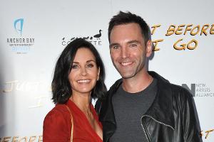 Courteney Cox: Verschmuster Empfang am Flughafen