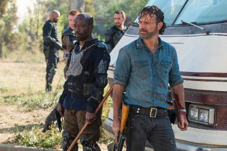 Die Gruppe um Rick Grimes (Andrew Lincoln, r.) wird immer kleiner