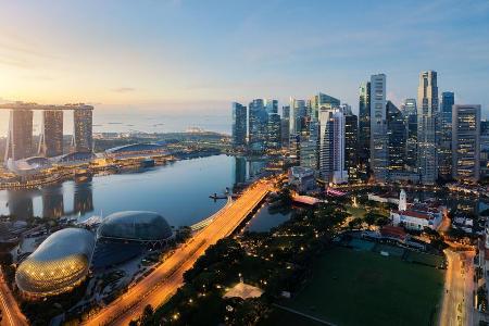 Die Stadt, die niemals schläft... Nein, nicht New York ist gemeint, sondern die Megacity Singapur. Wie sich Tradition und Mo... Die Stadt, die niemals schläft... Nein, nicht New York ist gemeint, sondern die Megacity Singapur. Wie sich Tradition und Mo...