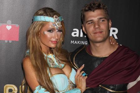 Paris Hilton und ihr Verlobter Chris Zylka wissen, wie es sich im Kostüm richtig flirtet