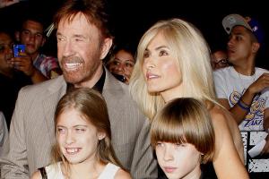 Chuck und seine Frau Gena Norris mit ihren Zwillingen Dakota Alan und Danilee Kelly