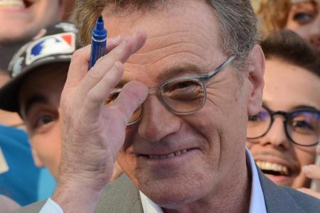 Diesen Anblick - Bryan Cranston mit dickem Autogramm-Stift in der Hand - wird man in Zukunft nicht mehr sehen Diesen Anblick - Bryan Cranston mit dickem Autogramm-Stift in der Hand - wird man in Zukunft nicht mehr sehen