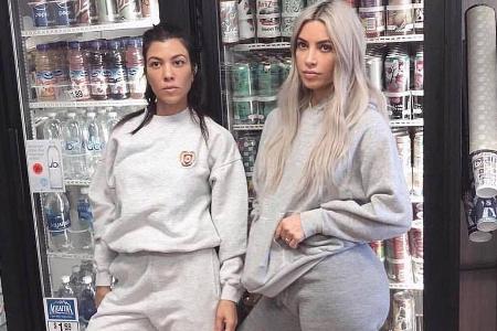 Kim und Kourtney Kardashian nutzen jede Kulisse für einen Instagram-Schnappschuss Kim und Kourtney Kardashian nutzen jede Kulisse für einen Instagram-Schnappschuss