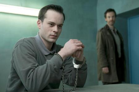 Häftling Markus Graf (Florian Bartholomäi, l.) hat um ein persönliches Gespräch mit Kommissar Peter Faber (Jörg Hartmann) ge... Häftling Markus Graf (Florian Bartholomäi, l.) hat um ein persönliches Gespräch mit Kommissar Peter Faber (Jörg Hartmann) ge...