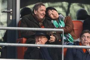 Gerhard Schröder: Total verliebt im Stadion