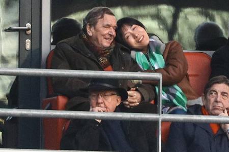 Gerhard Schröder kuschelt auf der Tribüne mit seiner Lebensgefährtin Soyeon Kim