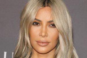 Süß! Kim Kardashian präsentiert ihr Baby - mit rosa Öhrchen