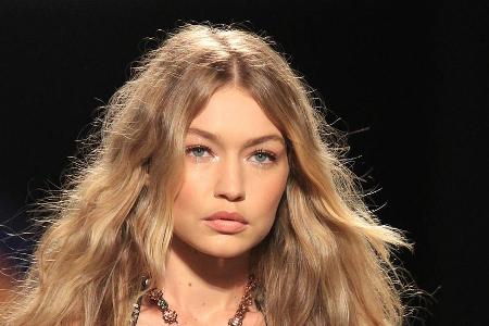 Gigi Hadid hat sich bei Twitter offen zu ihren Gewichtsschwankungen geäußert