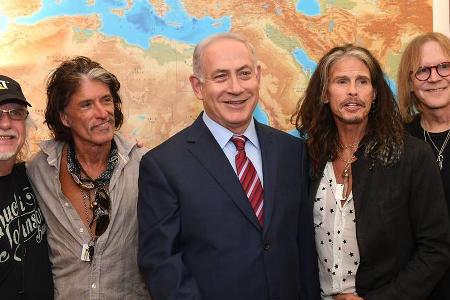 Benjamin Netanjahu mit der Band Aerosmith