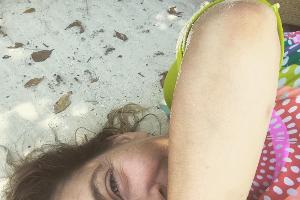 Kaum wiederzuerkennen: Dieser Star relaxt "oben ohne" am Strand