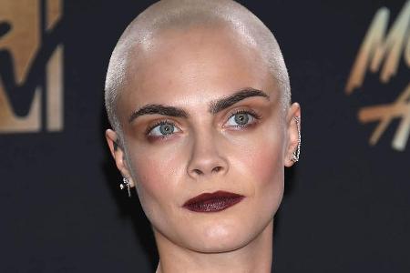 Cara Delevingne macht ihre raspelkurzen Haare Red-Carpet-tauglich