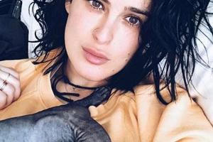 Rumer Willis beim Kuscheln mit ihrer Katze