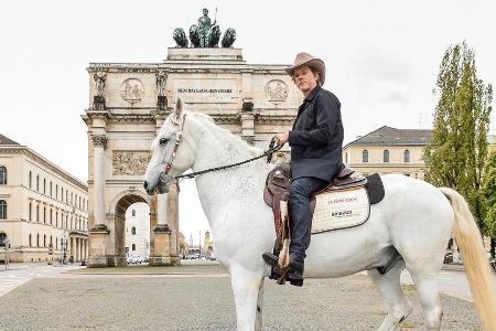 Hoch zu Ross: Kevin Bacon vor dem Siegestor in München