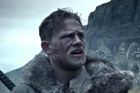 Von einem König hat Arthur (Charlie Hunnam) zu Beginn des Films noch nicht viel