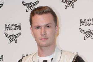 Conrad Hilton während einer Party in Hongkong