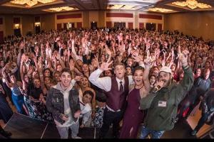 The Chainsmokers auf ihrem Überraschungskonzert in einer Highschool in der Nähe von Chicago