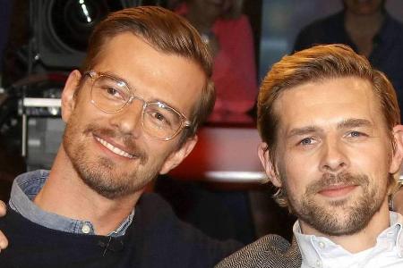 Joko Winterscheidt (l.) und Klaas Heufer-Umlauf hören mit Joko Winterscheidt (l.) und Klaas Heufer-Umlauf hören mit