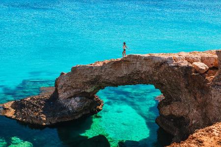 Kristallklares Wasser, Sonne und zerklüftete Küstenabschnitte: So kennen und schätzen viele Urlauber Zypern
