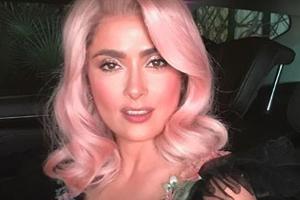 Pretty in Pink: Salma Hayek mit roséfarbener Perücke