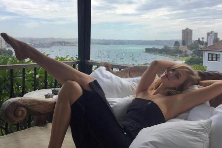 Model Karlie Kloss legt auch im Urlaub viel Wert auf gepflegte Füße